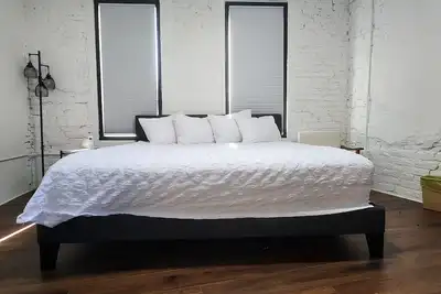 Image de Cozy & Stylish 1-Bedroom Studio – Perfect for a Getaway!