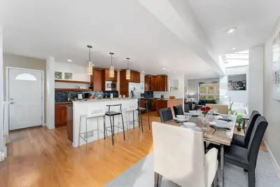 Image de New Denver Escape. 3 bedroom. Near everything.