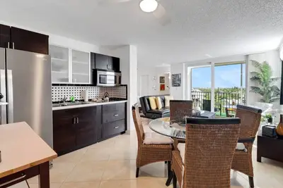 Image de Walk to Bonita Beach! 2 Heated Pools! Free Parking, Wi-Fi & Over $100 of Free Daily Activities!