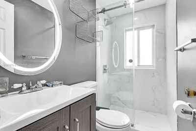 Image de Renovated 1 Bedroom/1Bath with Washer and Dryer