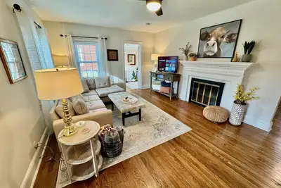 Image de Hank's Place - Cheerful Bungalow near Hpu