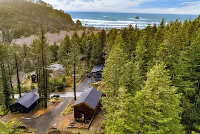 Image de Rustic Arch Cape Getaway w/ Vibrant Interior | Walk to the Beach | Cape Wonder