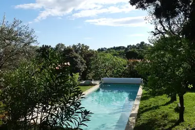 Appartement Rdc 50m2 avec terrasse dans parc intime ombragé, piscine 12x4 m