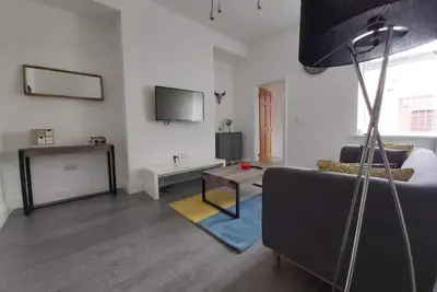 Image de Dwell Living Sleeps 4 with free parking wifi, smart Tv