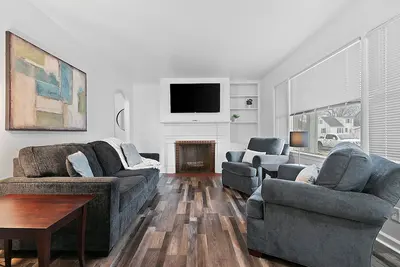 Image de Cozy & Stylish 2br Front Duplex. 1. 3 Miles to Lambeau!