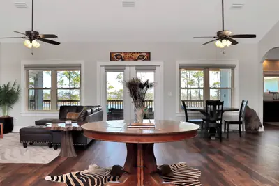 Image de 🌊Dog Friendly-Private Bayfront Dock-Across from Beach-Treetops🌊