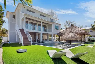 Image de Luxury Canalfront Home with Pool, 8 Min Walk to Beach!
