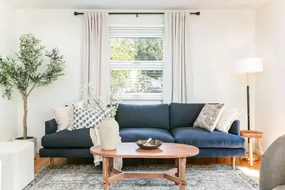 Image de Modern Familiy-Friendly 3 Br, 1. 5 Ba Home w/ Central Ac, Wifi, outdoor space!