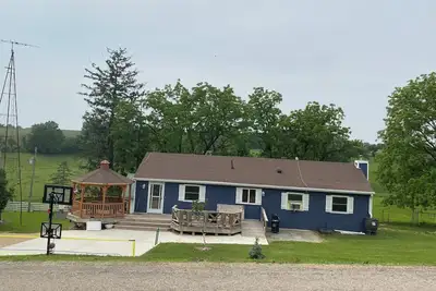 Image de Ranch style farmhouse lodging with upper and lower bedrooms, one and half bath