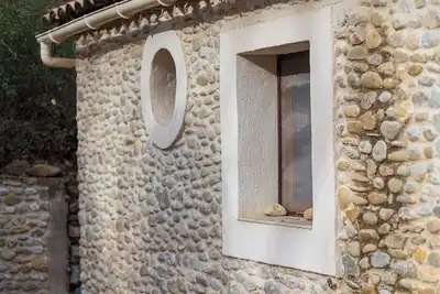 Image de Gîte de charme, le Jas des Oliviers vous accueille au coeur du jardin.