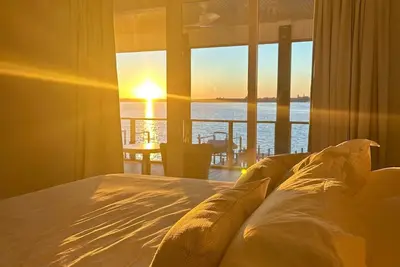 Image de Crew Bern, A riverside retreat located on the serene banks of the Neuse River.