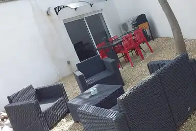 Image de Gîte en campagne Aixoise, à 5 minutes du zoo de la Barben, animaux acceptés