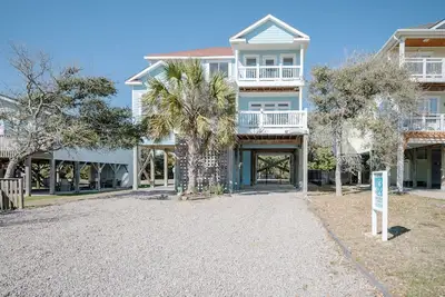 Image de Red Roof Inn: Ocean Views, Coastal Comfort, Close to Pier