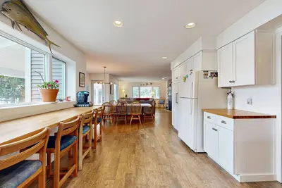 Image de Lakefront home w/ large yard, sandy beach area, dock, & Wifi, near golf & trails