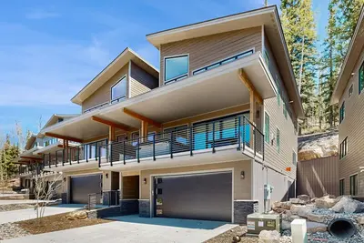 Image de Modern mountain home with W/D, hot tub, fully stocked kitchen & great location