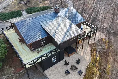 Image de 4-bedroom cabin in charming Blue Ridge with Ac, Hot-Tub, WiFi. Book now