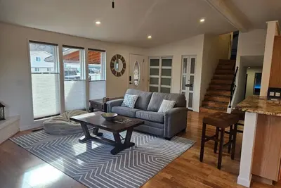 Image de Cozy home steps from Q'emlin Park beach- Sleeps 8!