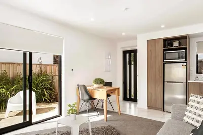 Image de Charming Sunny Warm 10 Mins Cbd Book Now