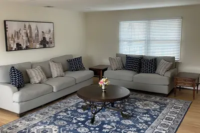 Image de Luxurious and Spacious Family Home In Quiet and Pristine Area of Hamden
