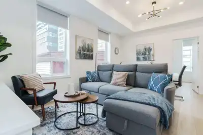 Image de Brand New Luxury Suite—Heart of Toronto, Sleeps 10
