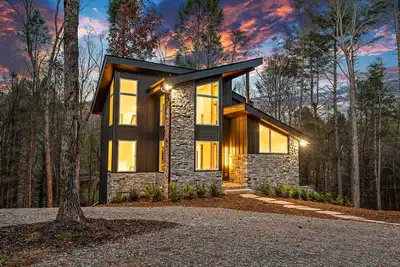 Image de Luxe Chalet! Hottub, Sauna, Arcade, 8 Beds-3 Kings, Creek, 10min Downtown & Lake