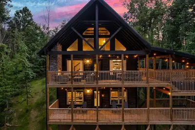 Image de Luxury Cabin: Fireplace, Theater, Hot Tub & Games