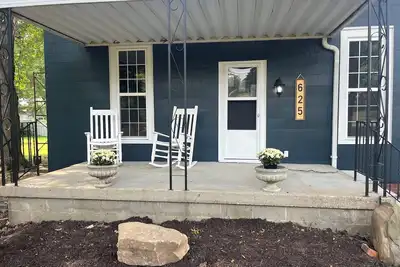 Image de Charming 2-bedroom bungalow plus Murphy bed, office and outdoor space.