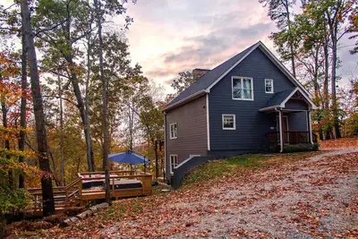 Image de Charming Gainesville Lakehouse with Hot Tub, Arcade Room, Mini Golf, King Beds