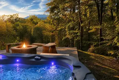 Image de Big Bear Lodge | Sleeps 28 | Mtn Views + Hot Tub