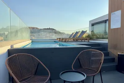 Image de Luxurious Athens Retreat | Shared Pool & Gym by Tt Luxury Homes