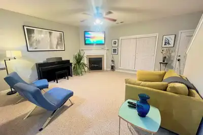Image de Charming 2-Master Bedroom Townhome with Piano & Free Parking, 5mins to Downtown!