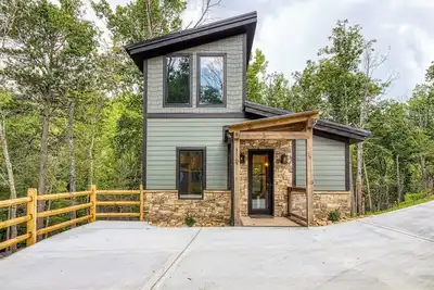 Image de Lullaby Falls- Hot Tub, Wifi, Near 75 ft Waterfall, Free Attraction Tickets! ! !
