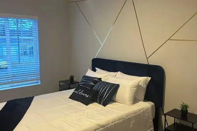 Image de 2-bedroom Tranquil Retreat minutes from everything — with a pool!