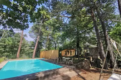 Image de Maison au coeur de la nature avec grande piscine, idéale pour les familles.
