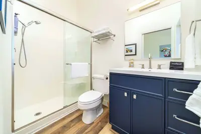 Image de Oceanview Modern Home – Hot Tub, Large deck, Ev charger
