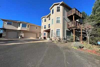 Image de Spacious 6-bedroom house with Ac, fitness room in gated delightful Happy Valley
