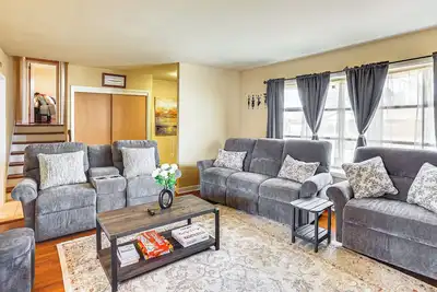 Image de 3 Mi to Berkshire Mall: Suburban Stay w\/ Yard!