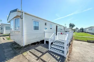 Image de 6 berth caravan for hire in Essex, Seawick Holiday Park ref 27016r