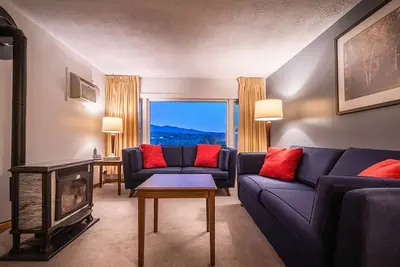 Image de Cozy Mountain Retreat with Pool, Hot Tub & Ski Resort Access