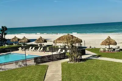 Charming 2-bedroom/2 bath condo with pool & beachfront views/access on Sand Key