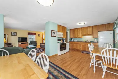 Image de relaxing 4-bedroom lodge with WiFi and Ac in Saint Germain firepit, grill & Yoga