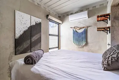 Image de Z102 Cebu, Industrial Beach Condo, w Pool and Ac!