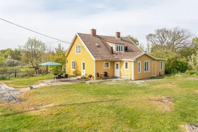 Welcome to this fantastic summer house located on Tjurkö in the Blekinge archipelago. Se03018