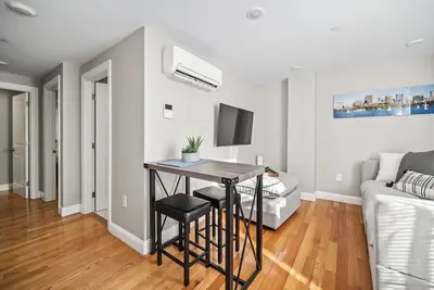 Image de Lux 2nd floor 3brm/1bath