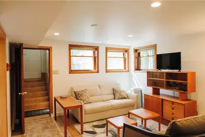 Image de Downtown Suite | 10-Mins Walk to Beach