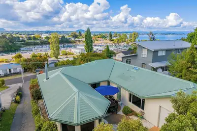Image de Summer for Swimming or Winter for skiing, think Taupo with a view