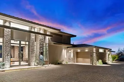 Image de Spacious 5-bedroom house in terrific Scottsdale with WiFi, Ac, fitness room