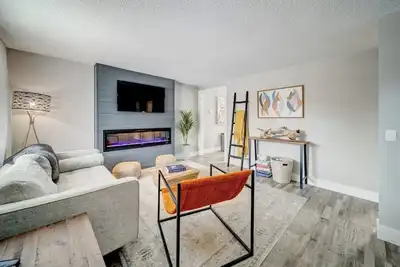 Image de Bright & modern 2 bedroom home w/ indoor fireplace