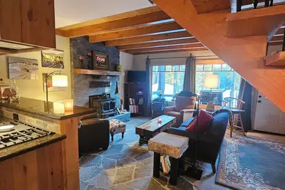 Image de Cozy railroad-inspired cabin near top ski resorts – the perfect mountain escape!