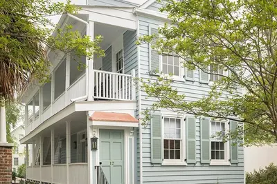 Image de Newly Restored Historic Home, Close to King!